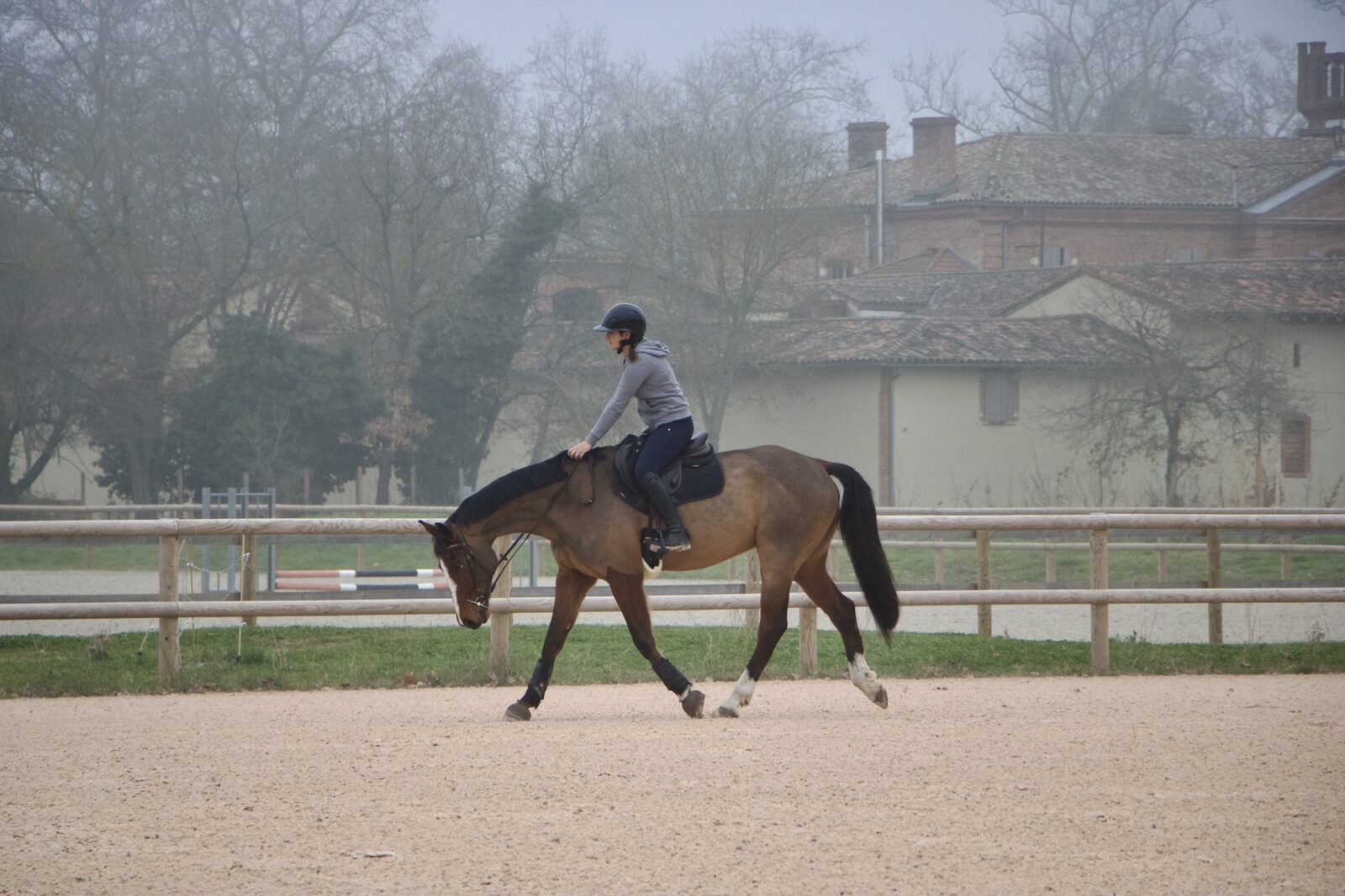 Emma, monitrice EQUIMALYS, à cheval